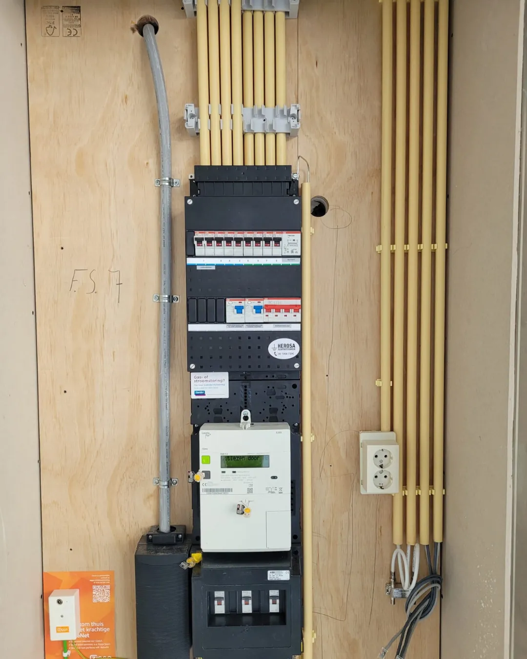 Groepenkast met aardlekschakelaars en netjes aangelegde elektraleidingen