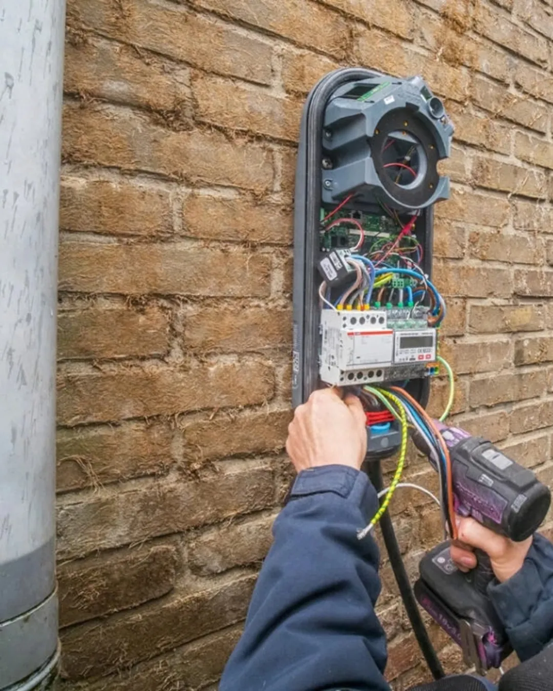 Aansluiten van de bedrading van een laadpunt aan een buitenmuur